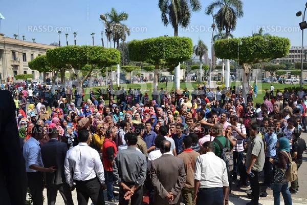 مسيرة لطلاب”سياسة واقتصاد” تطالب بإقالة جابر نصار