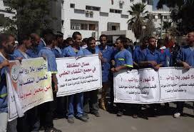 احتجاجات لعمال النظافة بمستشفيات غزة لعدم صرف الرواتب