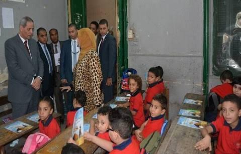 بالفيديو.. طلاب مدرسة يؤدون تحية العلم بالإنجليزية بحضور وزير التعليم