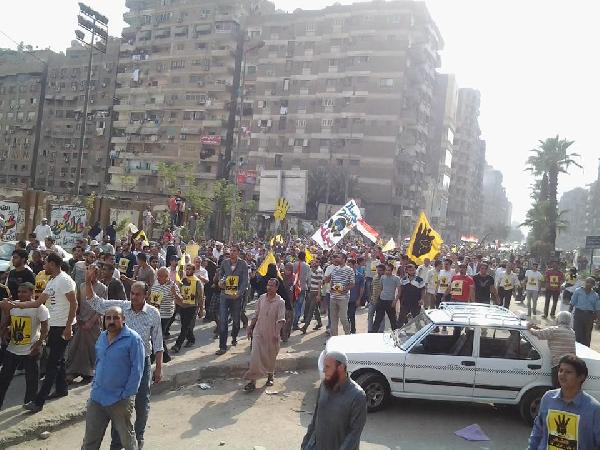 بالصور…مسيرة حاشدة بشارع فيصل ضد الانقلاب