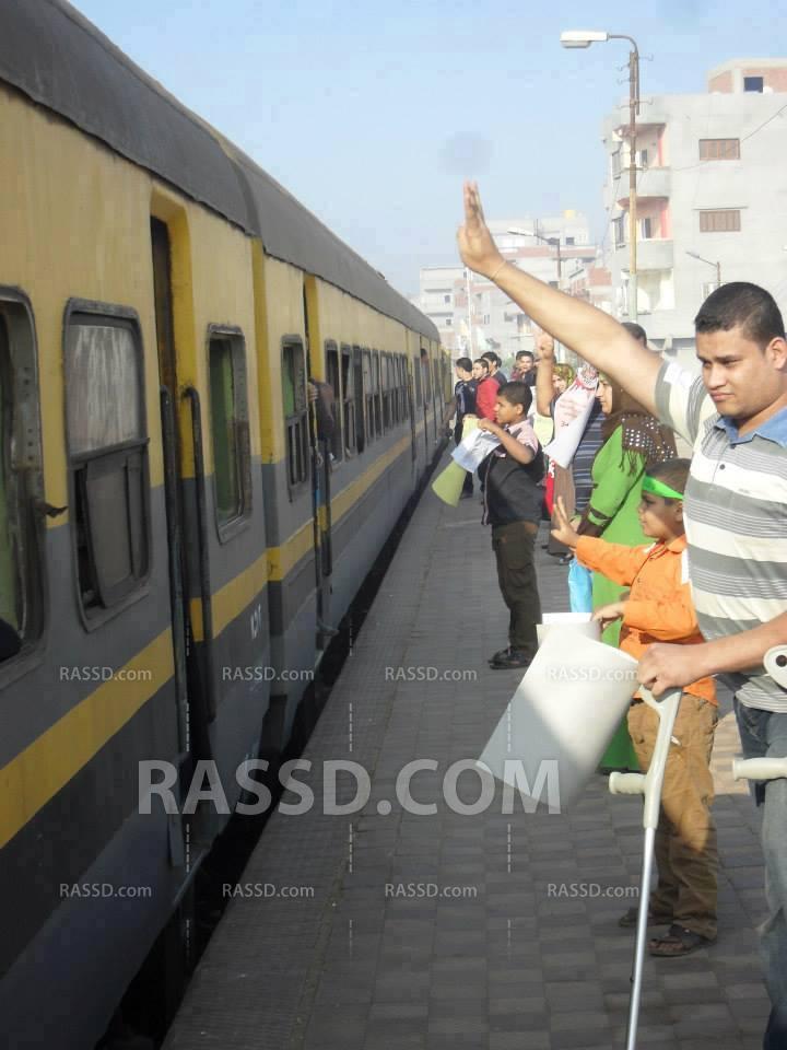 سلسلة بشرية لرافضي الانقلاب بمحطة قرية الكردي بالدقهلية