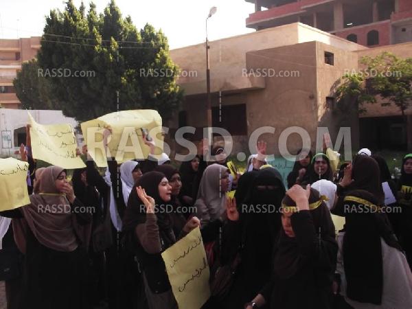 طالبات معهد الفيوم  الأزهري يدخلن في اعتصام بفناء المدرسة