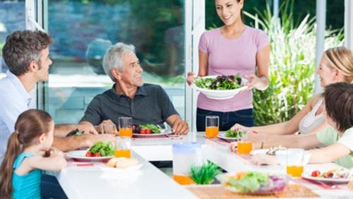 خبير تغذية: 5 خطوات تجنبك الإصابة بالأمراض في العيد