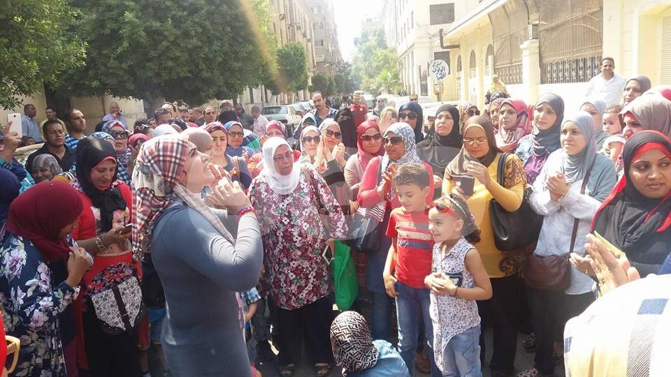 بالصور.. أولياء الأمور يطالبون أمام “التعليم” بخفض سن رياض الأطفال