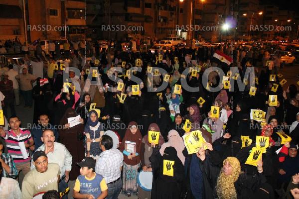 أهالي بورسعيد يواجهون قوات الشرطة بهتافات سلمية ..الله أكبر