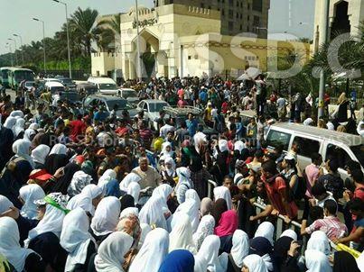 طلبة الأزهر يحتشدون أمام المشيخة رفضًا لحكم العسكر