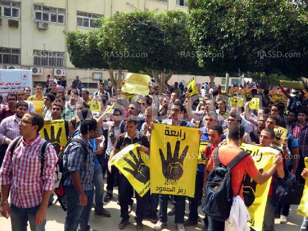 طلاب طب القصر العيني في مسيرة حاشدة للافراج عن المعتقلين