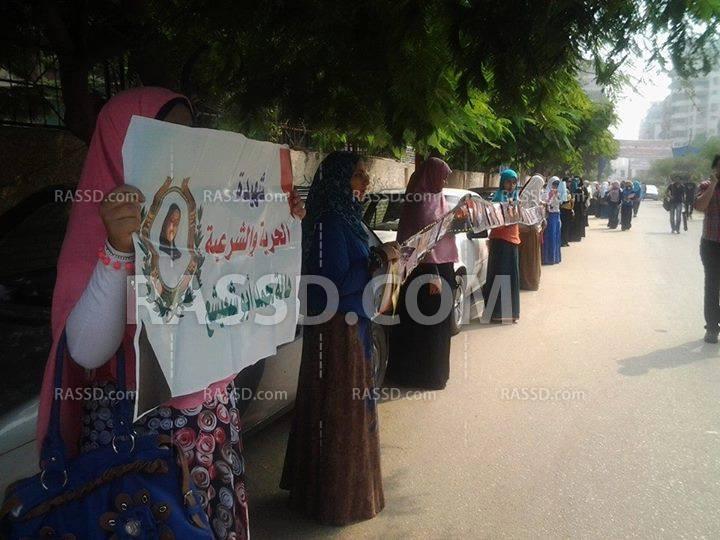 طلاب ضد الانقلاب بالمنصورة يقومون بسلسة بشرية