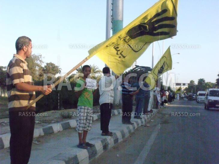 بالصور..سلسله بشريه ببرج العرب تنديدا بالانقلاب العسكرى