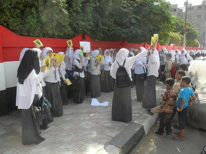 طالبات الفيوم يتظاهرون ضد الانقلاب بعد إنتهاء اليوم الدراسي