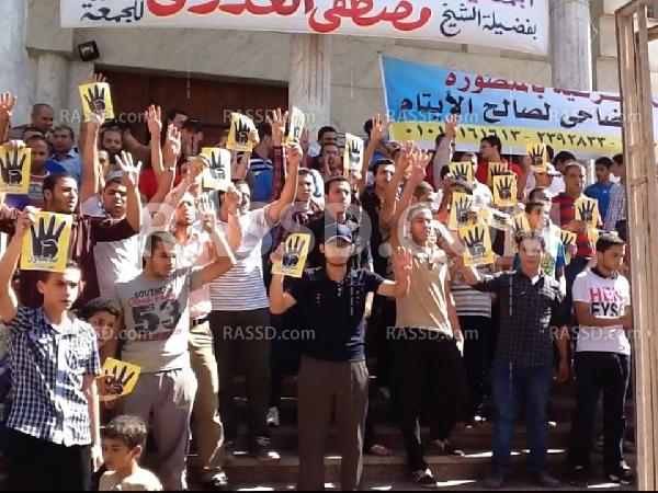 رافضو الانقلاب يعاودون وقفتهم أمام الجمعية الشرعية بالمنصورة