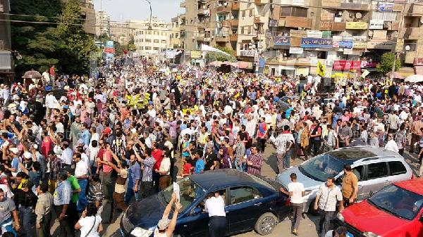 احتشاد ميدان حلمية الزيتون بمسيرات رافضي الانقلاب