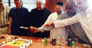 وزير أوقاف الانقلاب يقطع  تورتة تحيا مصر بالحج