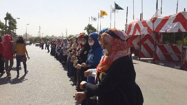 سلسلة بشرية بجامعة حلوان لرفض الانقلاب