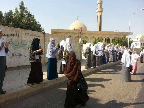 وقفة لطلاب طب وعلوم شبين وطالبات الثانوى بمدينة السادات