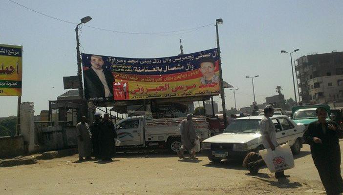 مولد الدعايا الانتخابية في بني سويف.. والأهالي: احنا أولى بالفلوس دي