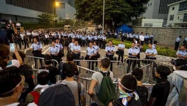 عشرات الآلاف يتظاهرون أمام مقر الحكومة الصينية