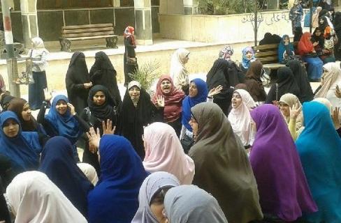 وقفة احتجاجية لطالبات الدراسات الإسلامية بجامعة المنصورة