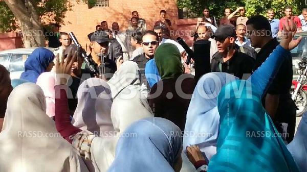 الامن يطلق الغاز لتفريق وقفة لأهالى  المعتقلين باسيوط