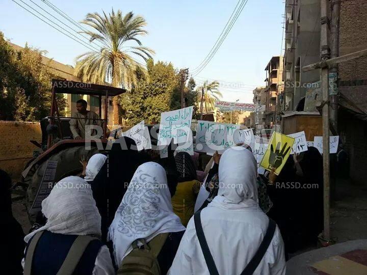 صور| مسيرة لـ”نساء ضد الانقلاب” في”المنيا”