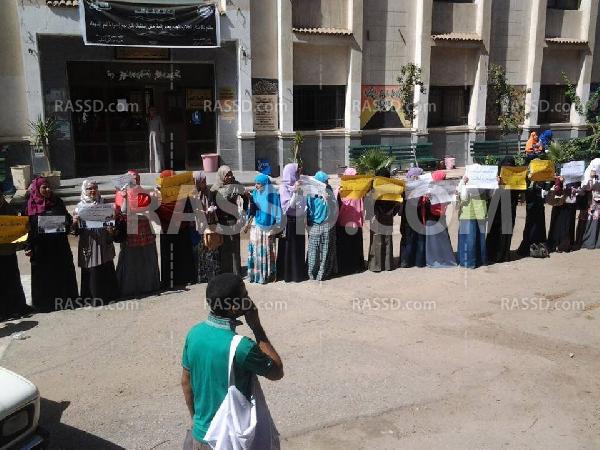 بالفيديو :سلسلة بشرية بالإسكندرية والشرطة تطلق  قنابل الغاز