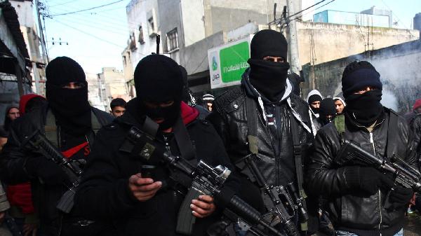 ملثمون يتوعدون من يخرج لتأييد “حفتر” غدًا