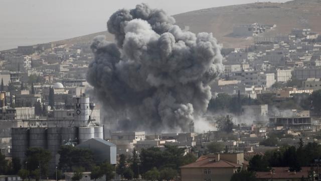 غارات التحالف تبطئ تقدم الدولة الإسلامية” في كوباني