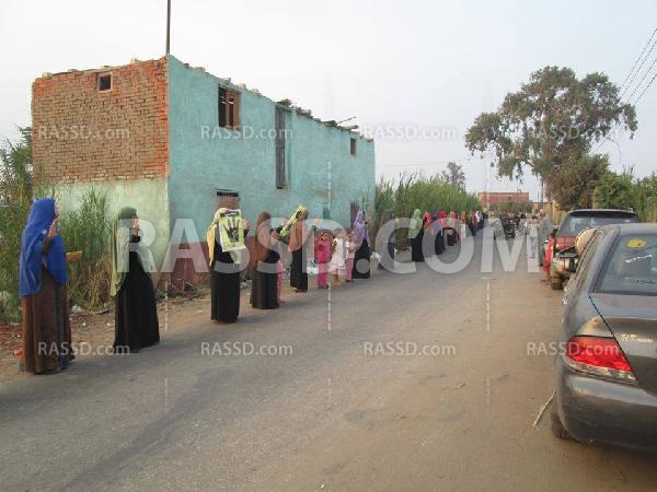 الغربية تصطف بسلاسل بشرية رفضًا للانقلاب