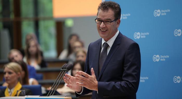 “ألمانيا” تسلم مساعدات للنازحين بشرق أوكرانيا