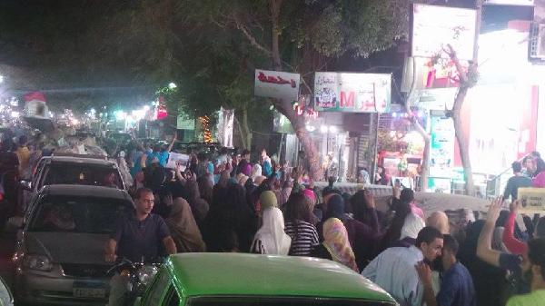 صور| المعادي تتظاهر تنديدًا بغلاء الأسعار