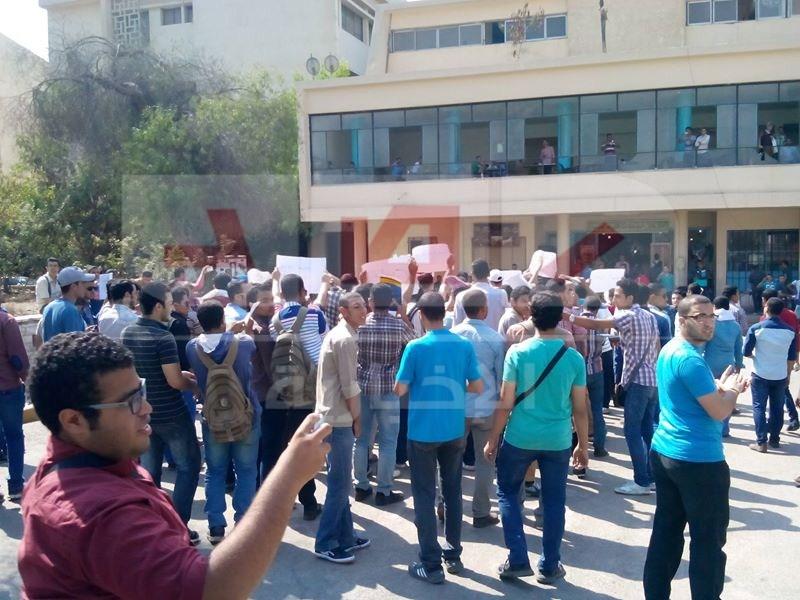 وقفة لطلاب الأزهر أمام كلية الطب عقب اقتحام الأمن للجامعة