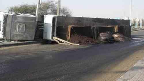 مصرع شخصين في سقوط مقطورة من أعلى الدائري.. والمرور:”الحادث بسيط”