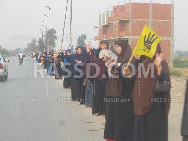 سلسلة بشرية في مسقط رأس “مرسي” تطالب بعودته