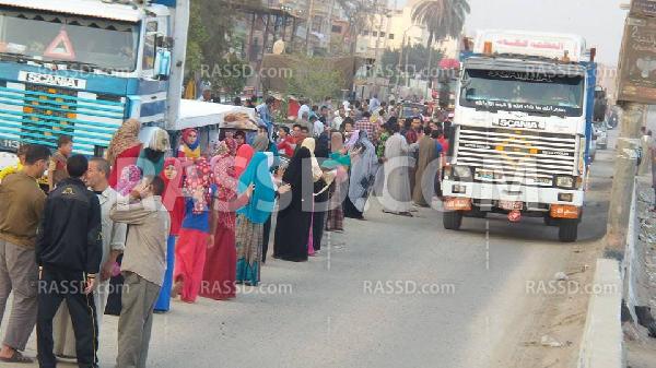 سلسلة بشرية لرافضي الانقلاب في “الميمون”