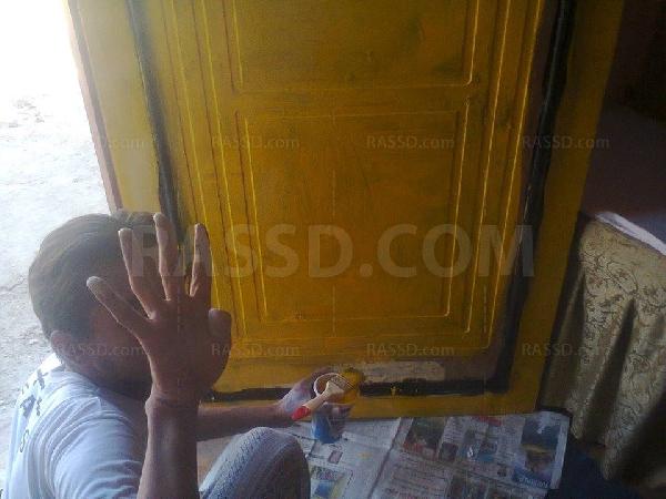 من ابداعات رافضي الانقلاب..”ادهن بابك أصفر”