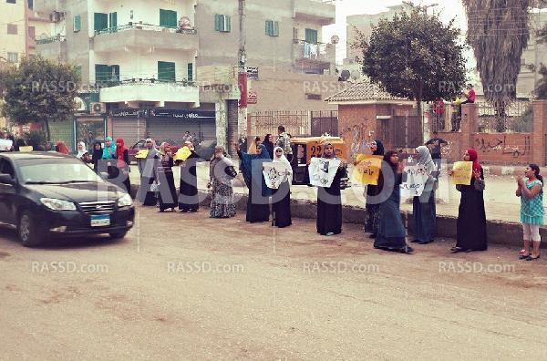 صور| سلسلة بشرية لـ”نساء ضد الانقلاب” في الشرقية