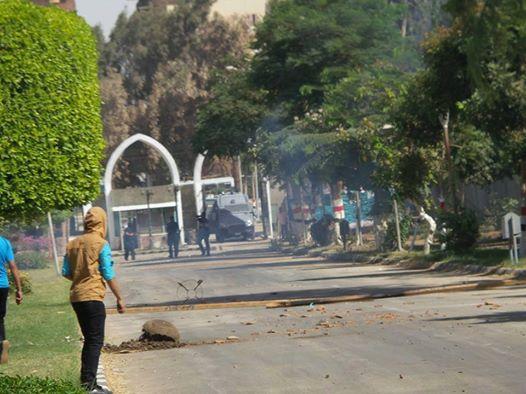 أمن الانقلاب يعتدي على تظاهرة طب القاهرة بالرصاص الحي