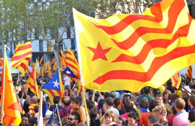 تظاهرات بشوارع “برشلونة” للمطالبة باستقلال “كاتالونيا”