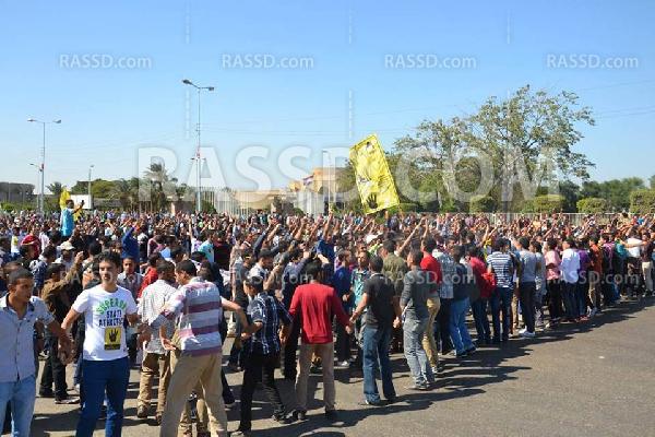 طلبة الأزهر يزحفون إلى رابعة والجيش يطلق الحى