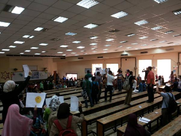 طلاب هندسة شبرا يجبرون رئيس الجامعة على ترك الكلية