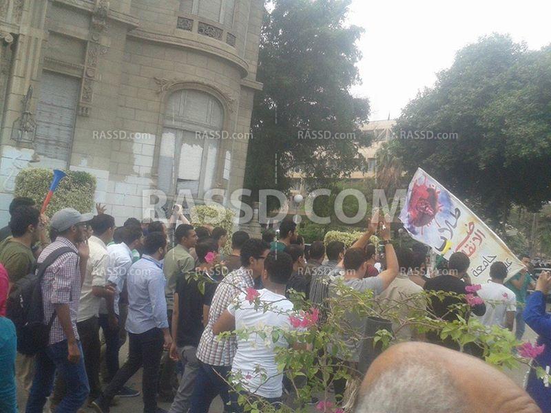 رغم حصار الجامعة.. طلاب عين شمس ينظمون مسيرة ضد العسكر