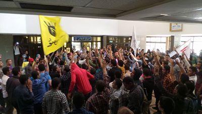 طلاب المنيا ضد الانقلاب يقتحمون مبنى رئيس الجامعة