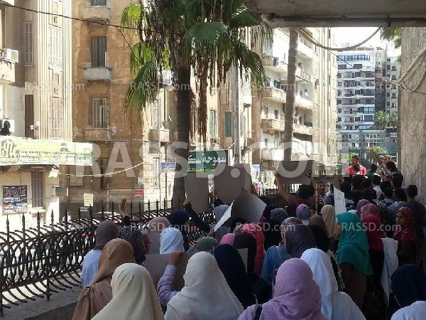 صور| طلاب “الإسكندرية” ينددون باستشهاد “عمر شريف”