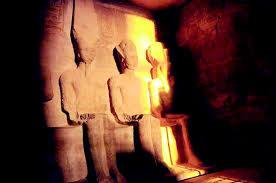 الشمس تتعامد على معبد أبو سمبل وسط حضور سياحي