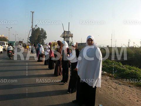 سلسلة بشرية في كفر سعد بدمياط تنديدًا بالانقلاب العسكري