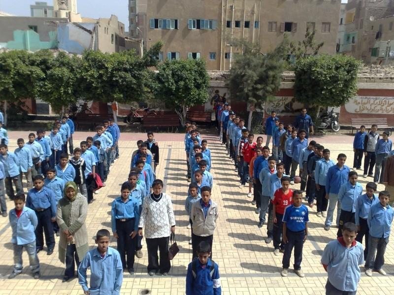 الحبس عام وغرامة 30 ألف جنيه لإهانة العلم.. ونشطاء: “دولة عبيطة”