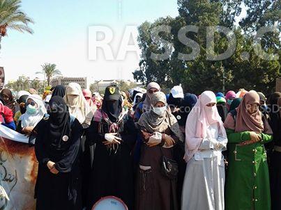 طالبات الأزهر يقتربن من ميدان رابعة ويصلين” الغائب”