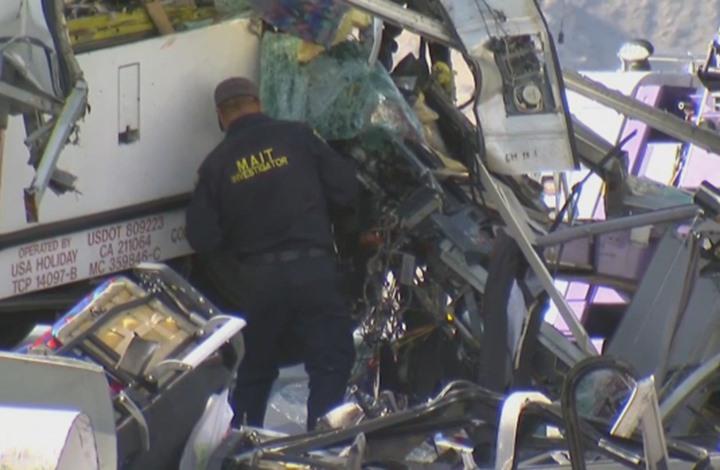 13 قتيلا فى تصادم بين حافلة سياح وشاحنة بكاليفورنيا