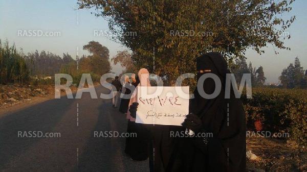 سلسلة بشرية منددة بغلاء الأسعار في “أجا” دقهلية