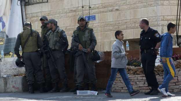 الشرطة الصهيونية تمنع دون الأربعين من الصلاة في الأقصى